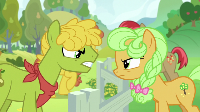 File:Pear family stallion vs. Goldie Delicious S7E13.png