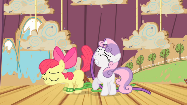 File:Apple Bloom accidentally slaps Sweetie Belle with her tail S4E05.png