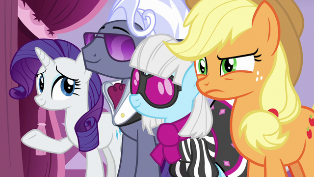 File:Applejack looking intensely at Inky Rose's designs S7E9.png
