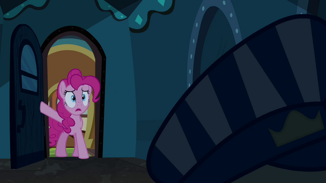 File:Pinkie Pie opening the door S2E24.png