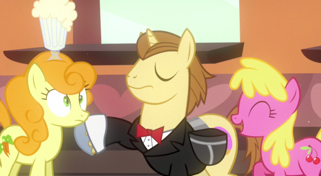 File:Con Mane gets all the fillies S2E24.png