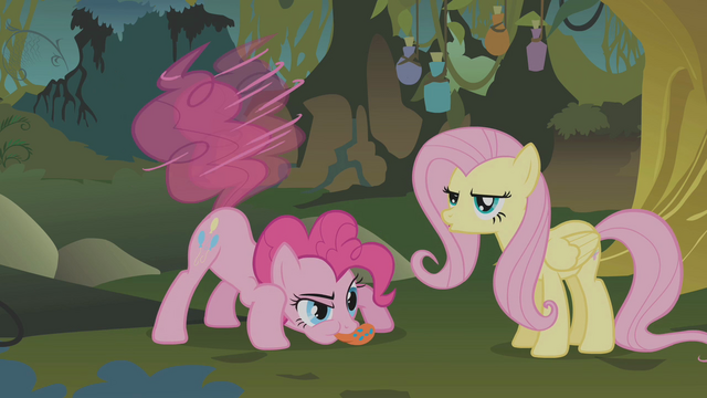 File:Pinkie Pie Tail Shake S01E09.png