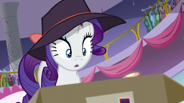File:Rarity sees something S5E15.png