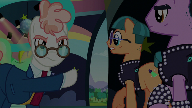 File:Svengallop and the backup dancers backstage S5E24.png