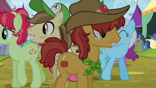 File:Apple family members at the Traders Exchange S4E22.png