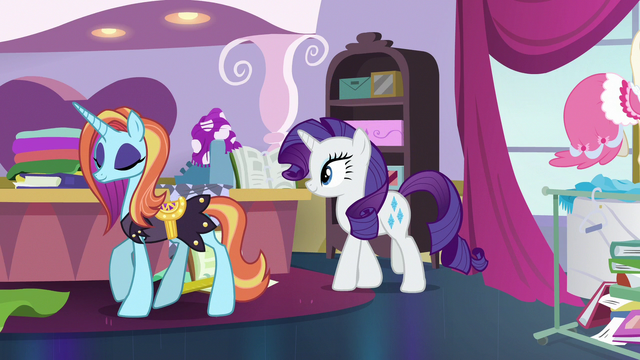File:Sassy going to the boutique's back room S7E6.png