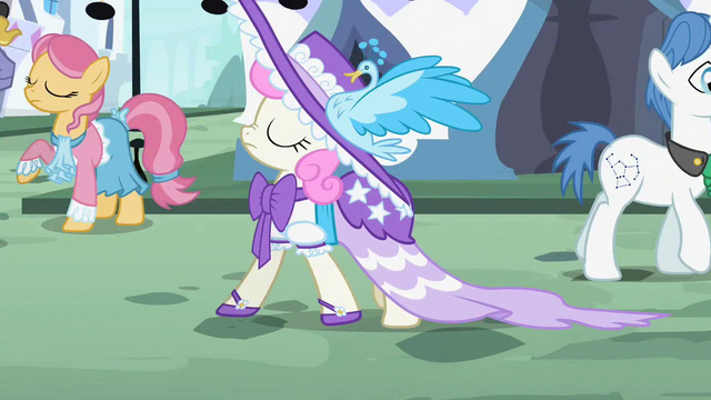 File:Dressed-up Twinkleshine S02E09.png