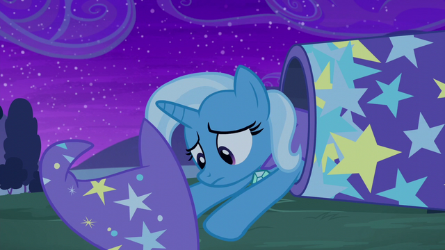 File:Trixie removing her hat while in the cannon S6E6.png