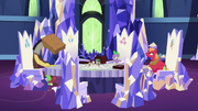 Spike y Big Mac viendo molestos a Discord T6E17