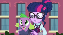 Spike sale de la mochila de Twilight EG3.png