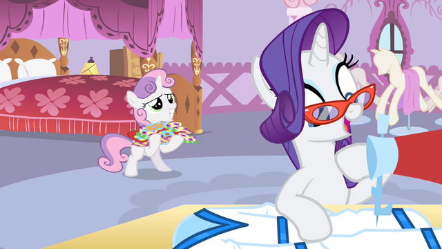 File:Sweetie carrying appliqués S4E19.png