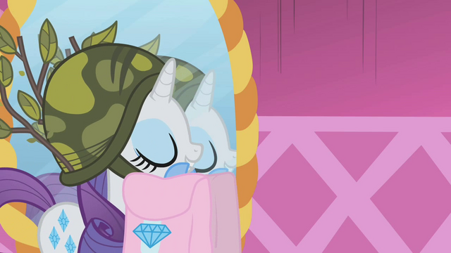 File:Rarity Camo Hat S1E7.png