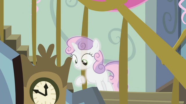 File:Sweetie Belle looking downstairs S4E19.png