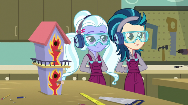 File:Sugarcoat and Indigo Zap's double-decker birdhouse EG3.png