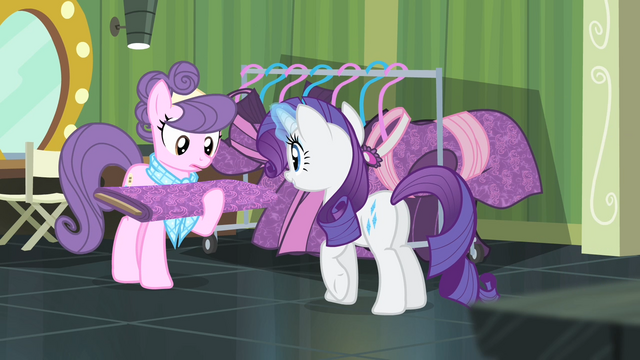 File:Rarity giving her fabric to Suri S4E08.png