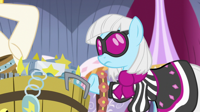 File:Photo Finish picks up a floral belt S7E9.png