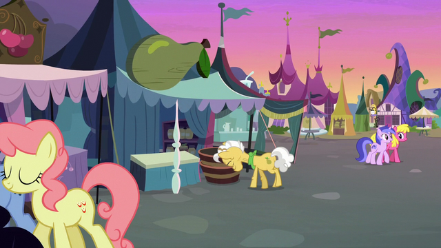 File:Grand Pear closing his pear stand S7E13.png