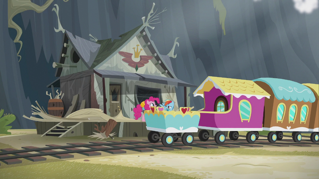 File:Pinkie and Rainbow out of the train S5E8.png