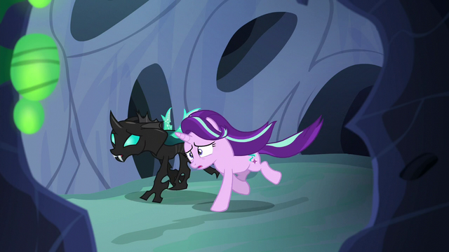 File:Starlight and Thorax galloping through the hive S6E26.png