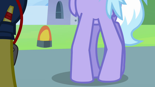 File:Cloudchaser's legs shaking S3E07.png