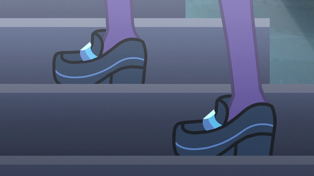File:Twilight Sparkle climbing stairs EG3.png