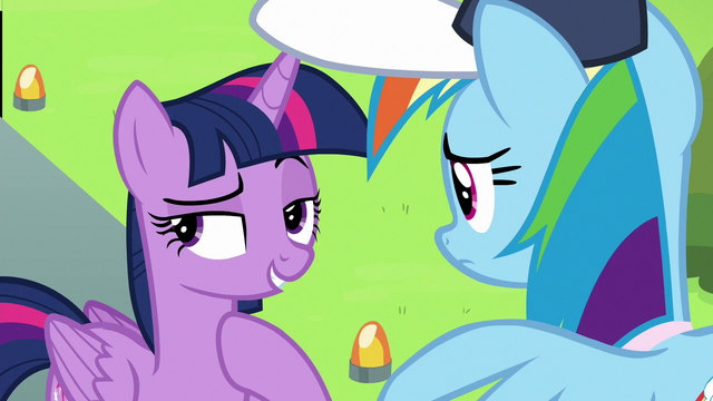 File:Twilight "somepony paid attention in class!" S6E24.png