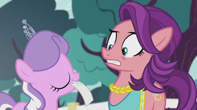 File:Diamond giving her mother a note S5E18.png