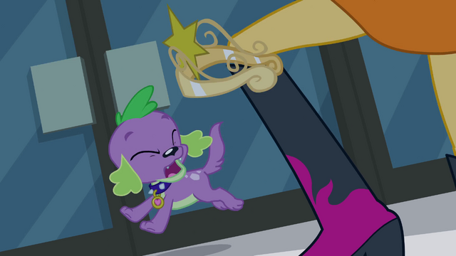 File:Spike tosses the crown to Rainbow Dash EG.png