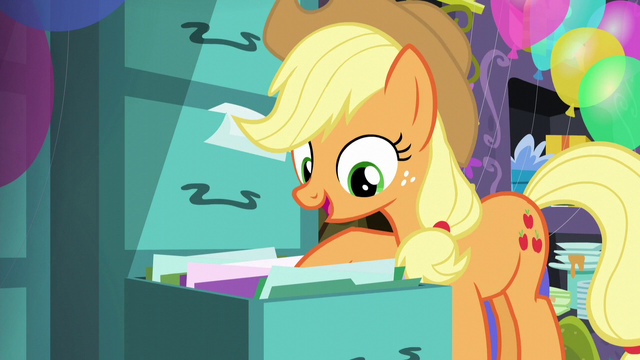 File:Applejack sees files S5E11.png