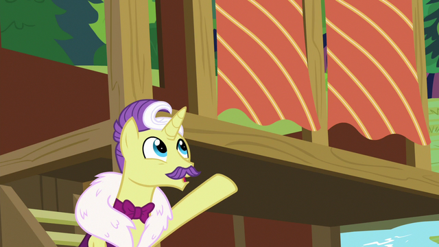 File:Dandy Grandeur presenting his flashy curtains S7E5.png