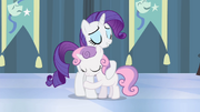 Rarity e Sweetie Belle se abraçando T4E19