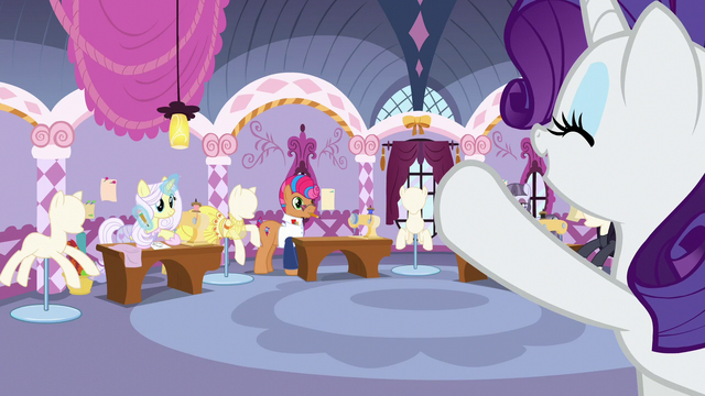 File:Rarity greeting the fashion contest ponies S7E9.png