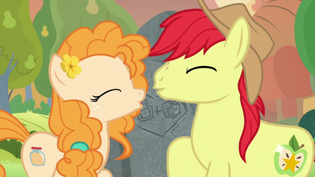 File:Bright Mac and Pear Butter lean in for a kiss S7E13.png