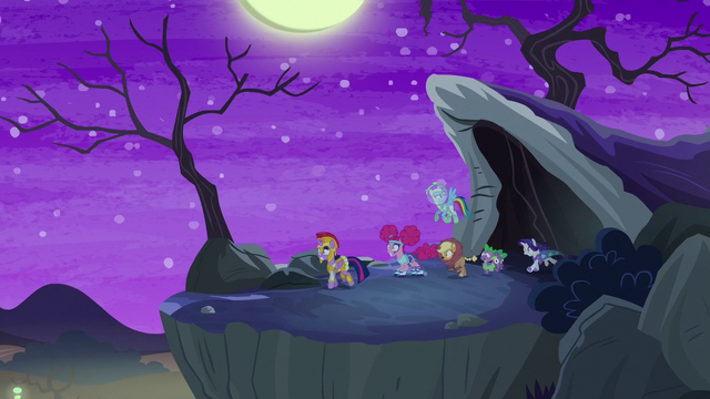 File:Main cast emerges from the tunnel S5E21.png