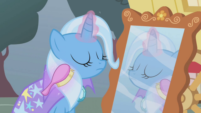 Plik:1000px-Trixie brushing her mane S01E06.png