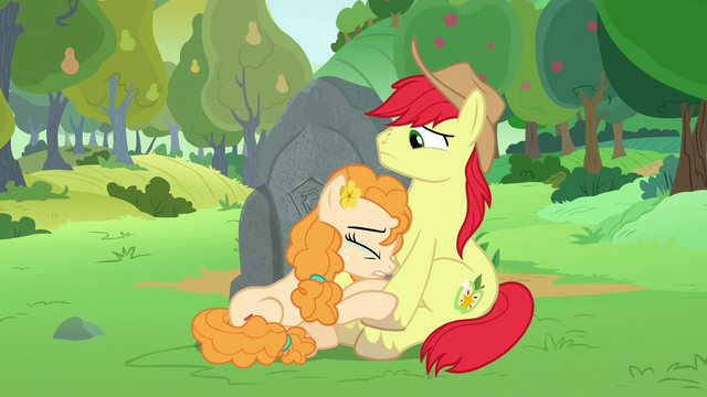 File:Pear Butter holding Bright Mac close S7E13.png