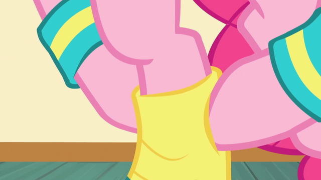 File:Pinkie puts on a legwarmer S2E18.png