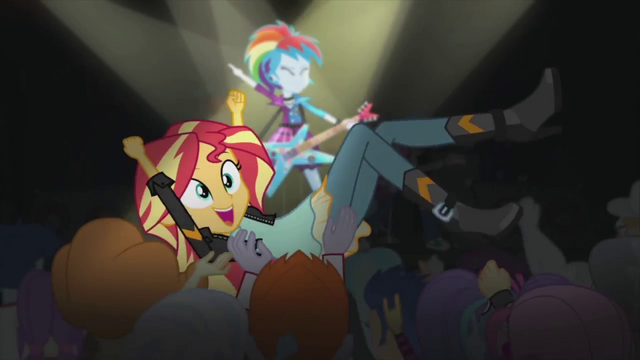 File:Sunset Shimmer crowdsurfing EG2.png