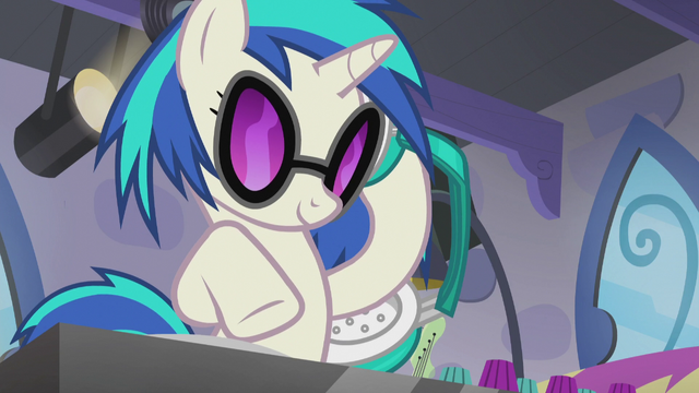 File:DJ Pon-3 gauging Octavia's reaction S5E9.png
