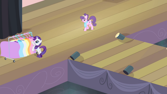 File:Suri approaching Rarity S4E08.png