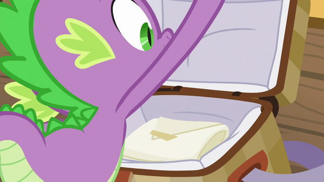 File:Spike opening a cooler S6E22.png