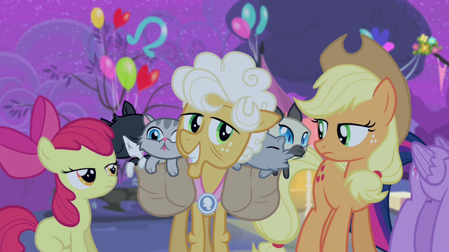 File:Applejack and Apple Bloom with Goldie Delicious S4E14.png