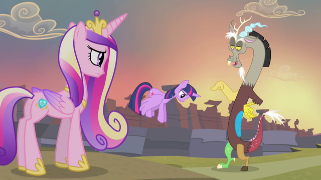 File:Discord pointing at Twilight S4E11.png