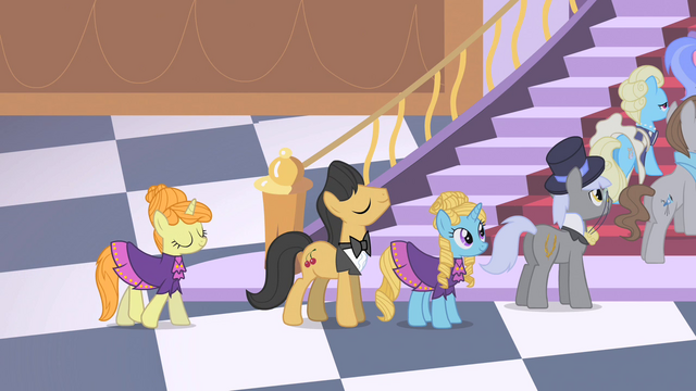File:Queue of ponies by the castle stairs S1E26.png