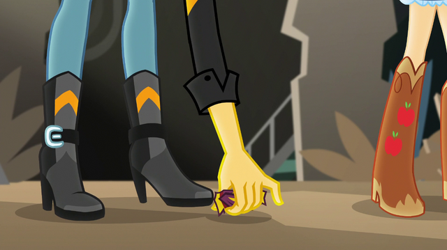File:Sunset Shimmer picks up the candy wrapper EGS2.png
