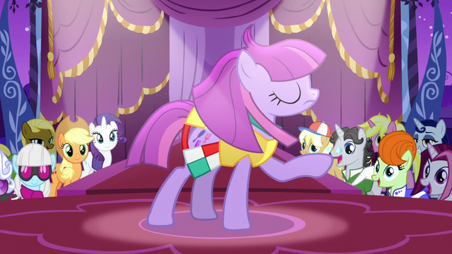 File:Starstreak's fashion model striking a pose S7E9.png