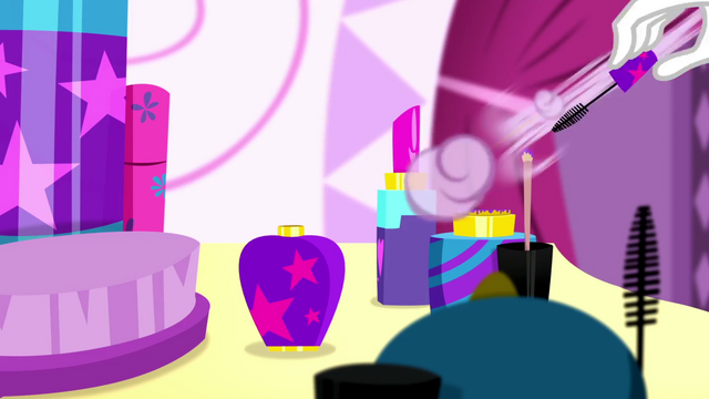 File:Rarity picks up mascara brush again SS1.png