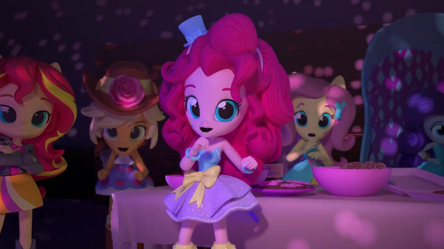 File:Twilight's friends watch her dance EGM5.png