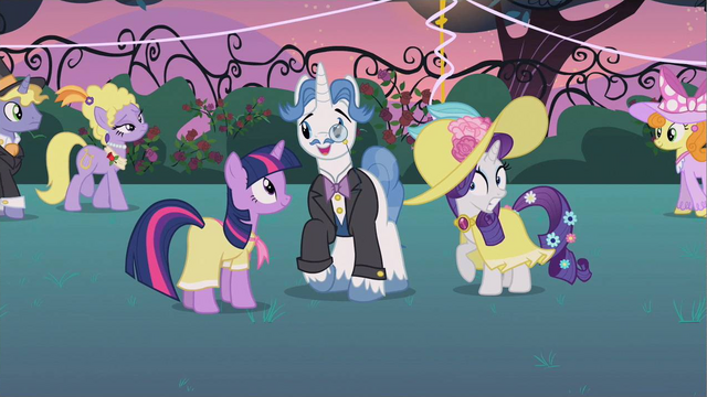 File:Rarity they're gathering S2E9.png