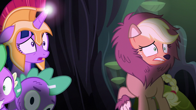 File:Applejack hears a creaking sound S5E21.png